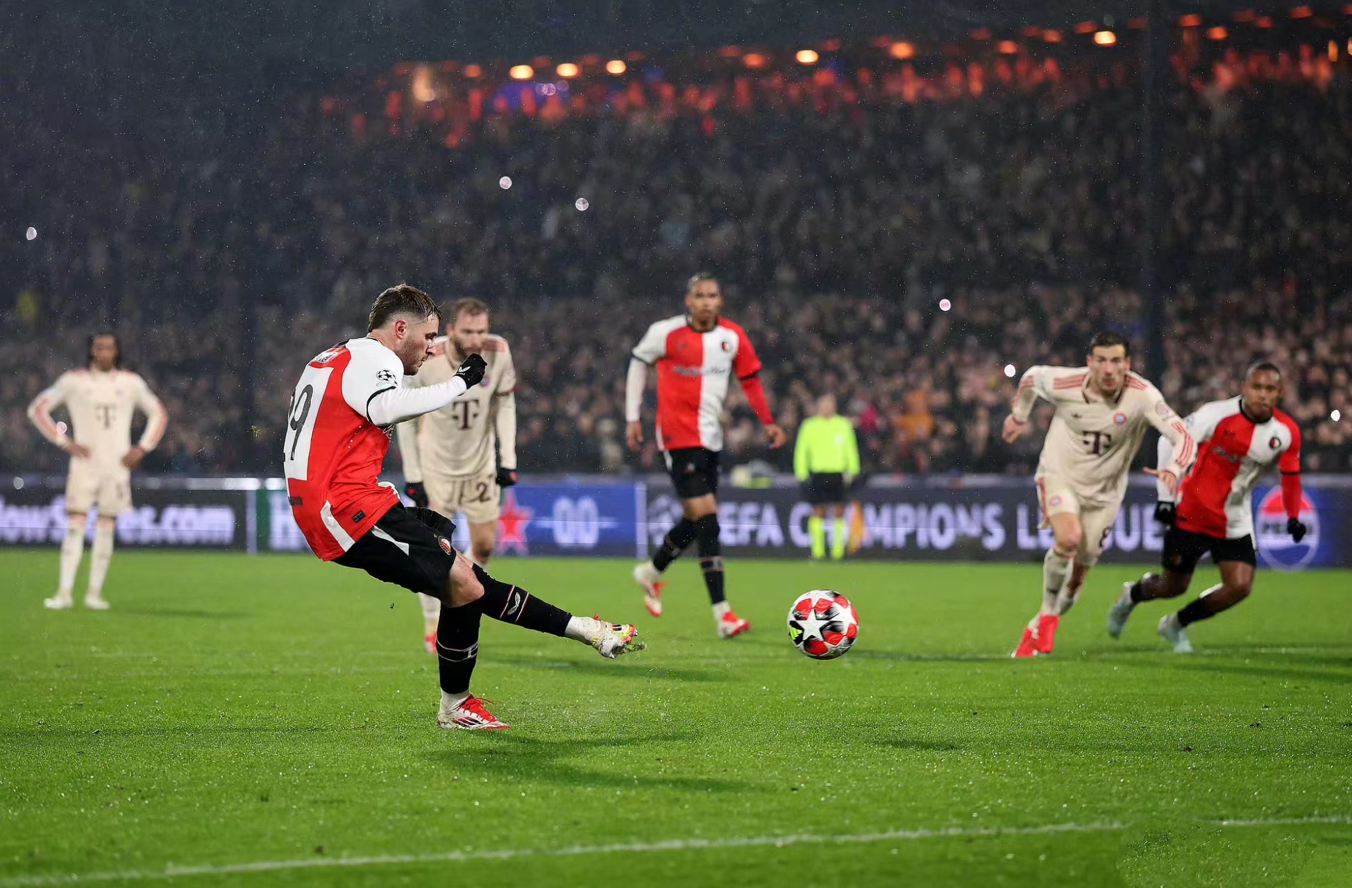Na fase de grupos da Liga dos Campeões, o Feyenoord derrotou o Bayern por 3 a 0